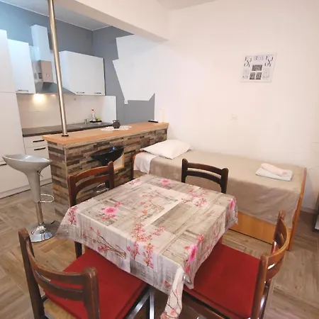 Apartment Fuer 2 Personen Ca 30 Qm In Njivice, Kvarner Bucht Krk *